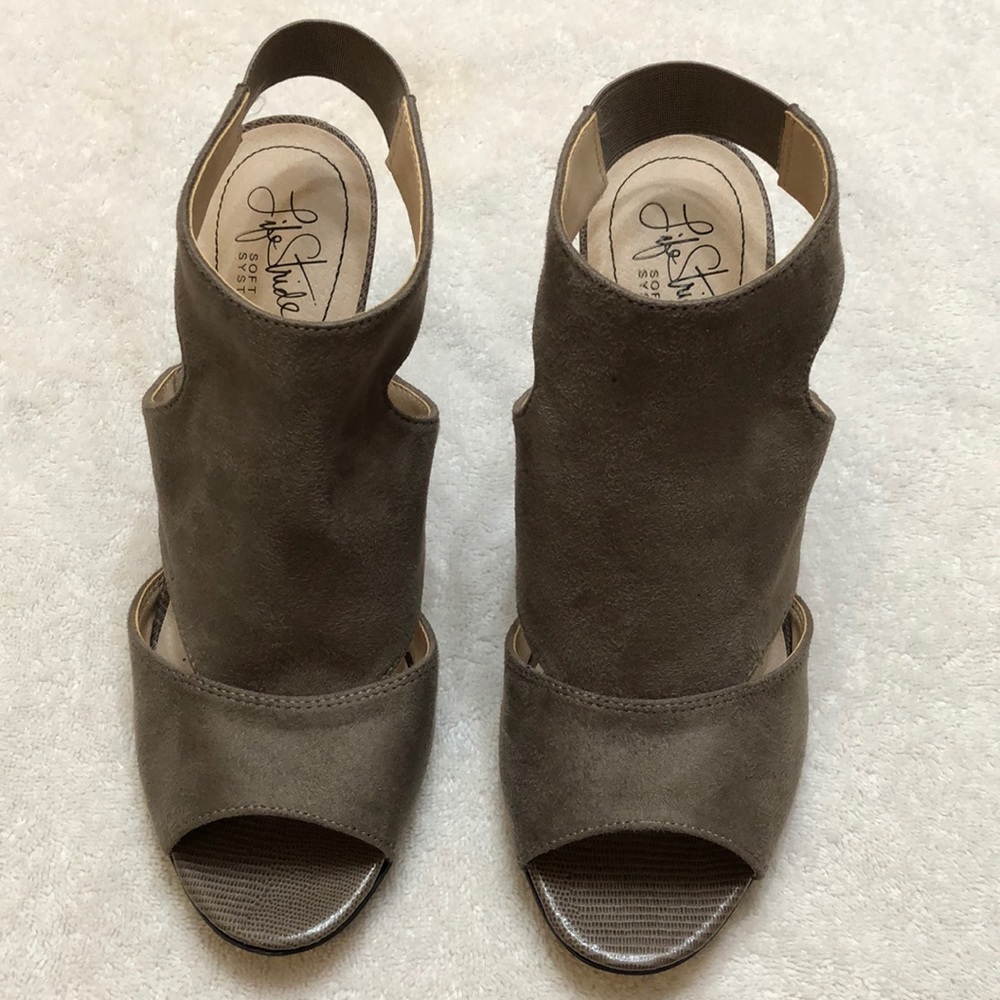 Life stride nude/ taupe shoes sz7